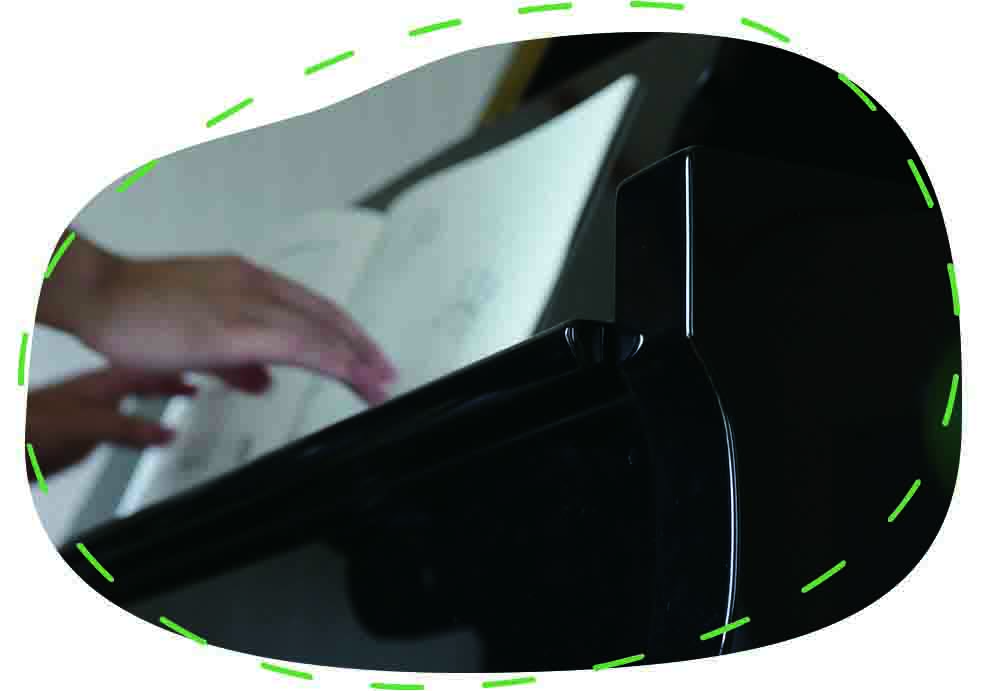 ピアノ演奏イメージ。皆様それぞれの目標が達成できるよう細やかなレッスンを致します。